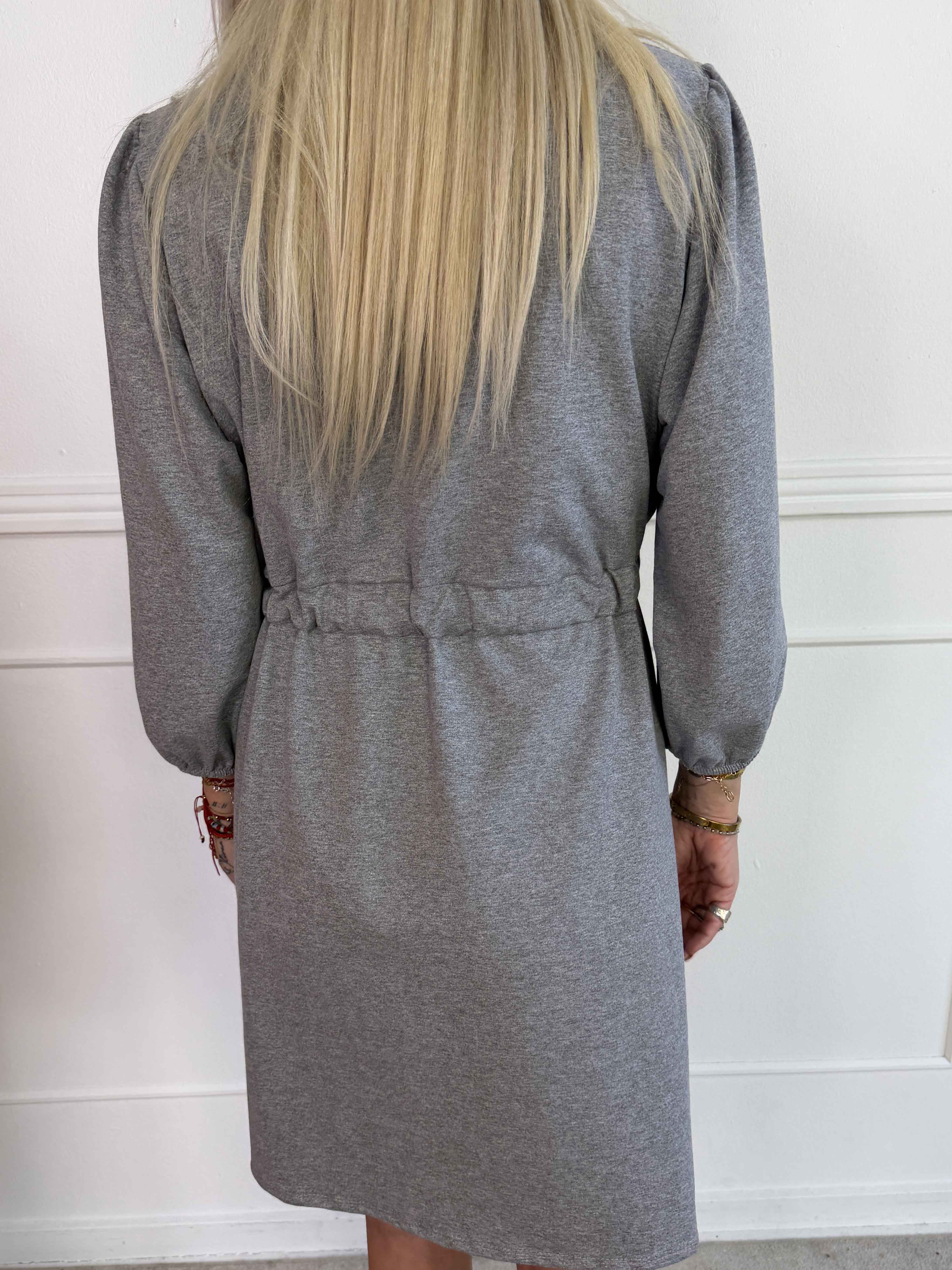 Skyler - Joggingkjole i bomuld med bånd i taljen